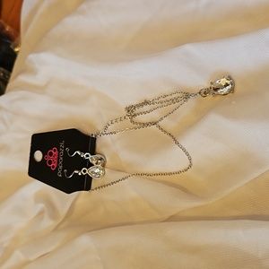 Paparazzi necklace and earrings.